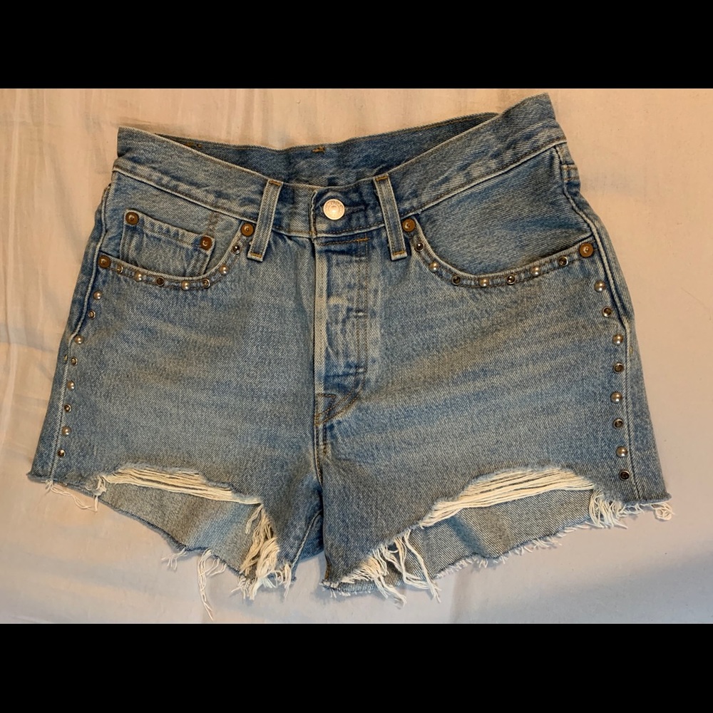 Levi’s 501 high waisted shorts! Size 25